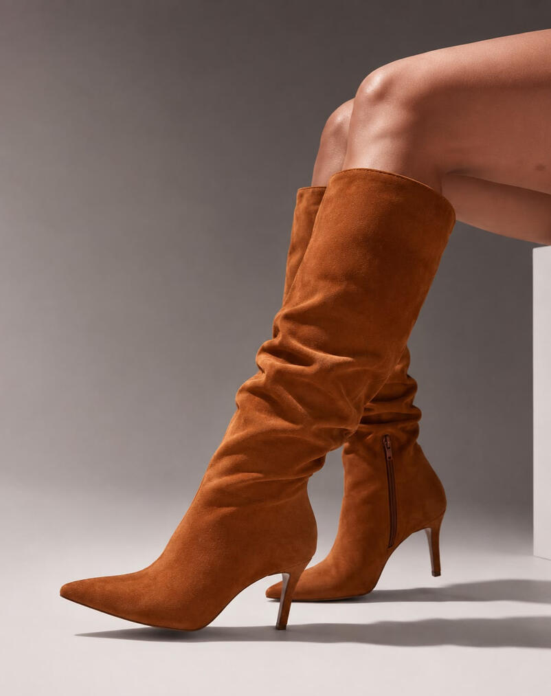 Bota arrugada en gamuza camel, taco fino, punta fina. El color que combina con todo tu clóset de invierno. 💰 $29.990 | Tallas 35-40