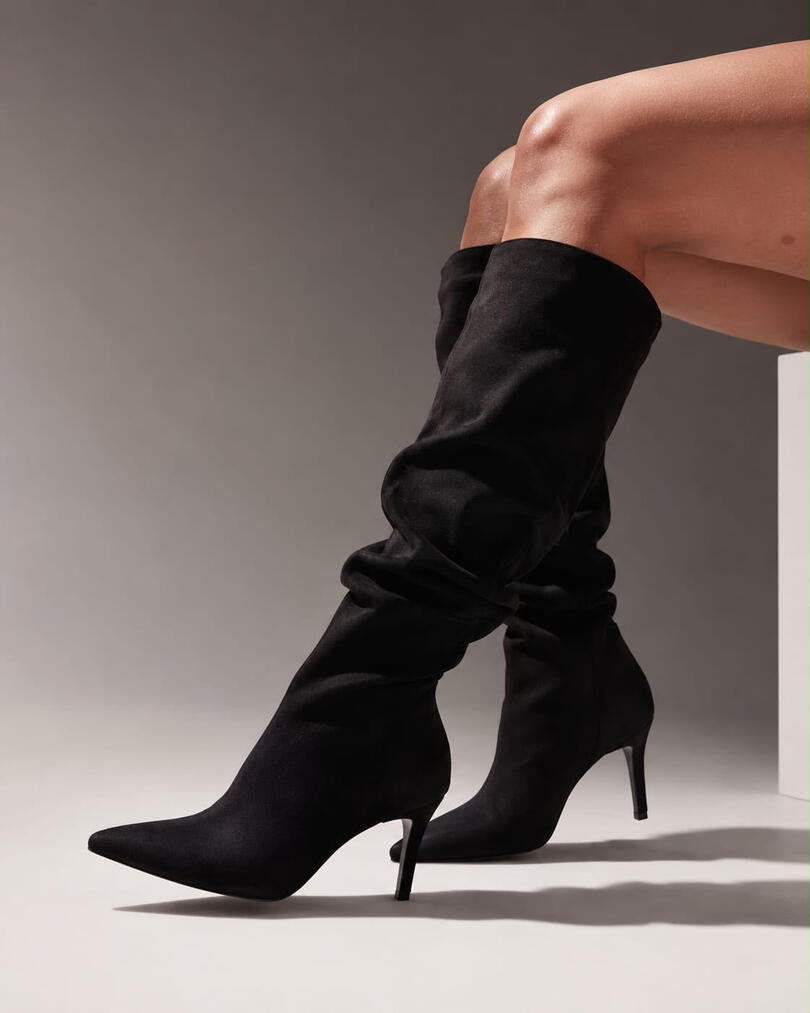 Bota arrugada en gamuza negra, taco fino, punta fina. El básico que nunca falla, para cualquier outfit. 💰 $29.990 | Tallas 35-40
